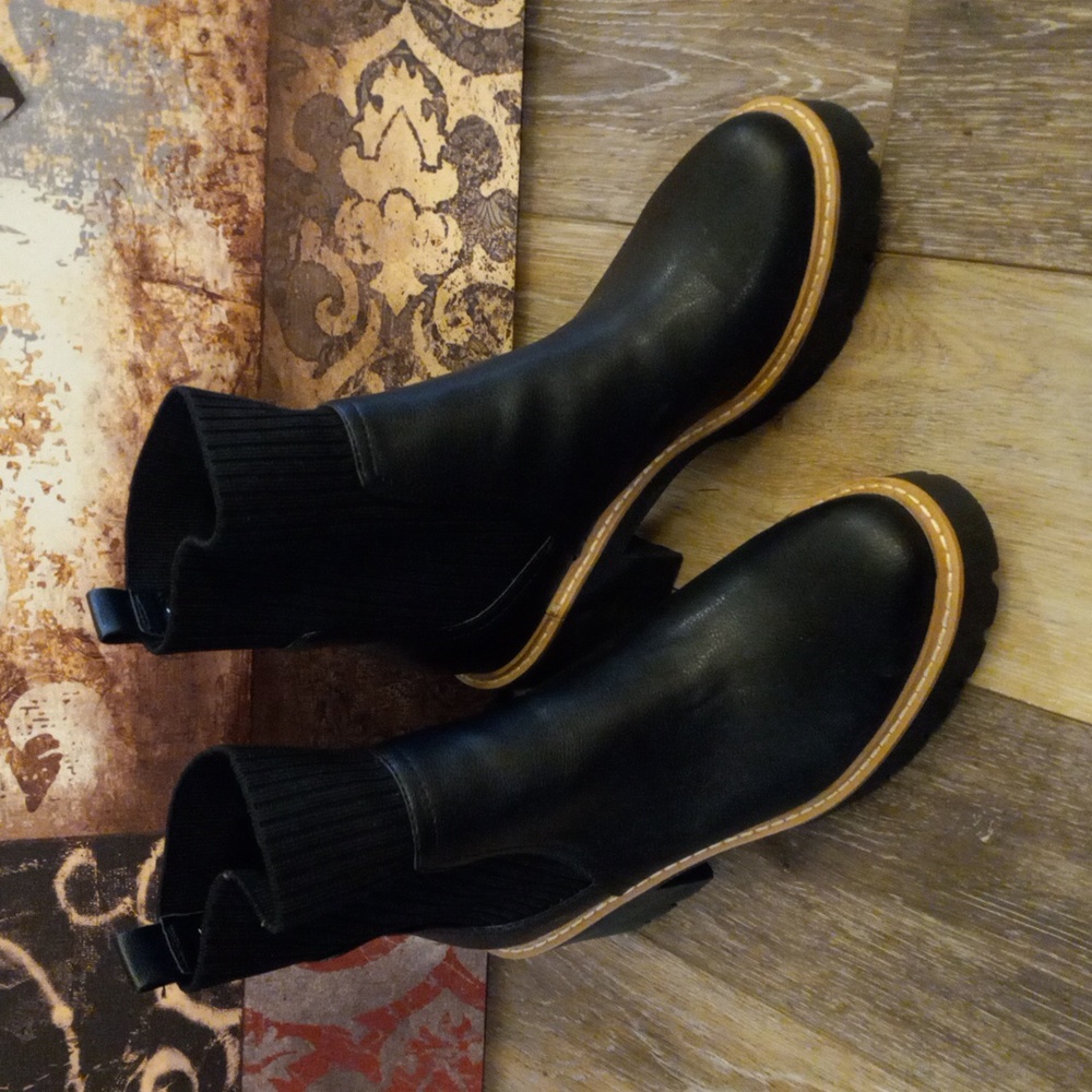 dolce vita Super Cute Black Ankle Boots